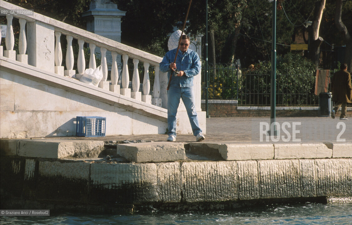 Caption: Localizzazione:..VENEZIA / CASTELLO / GIARDINI..Oggetto:..Soggetto:..DEGRADO URBANO / MOTO ONDOSO..Cronologia: ..Definizione Culturale:..   Autore: ..   Stile: ..   Editori/Stampatori:..   Committenza:..Materia e Tecnica:..Collocazione:..Note:..PROBLEMI CIMITERO..Riproduzione Fotografica:..Graziano Arici/Rosebud2 .Copyright:..Graziano Arici/Rosebud2 .Data:..2000..Costo:..A