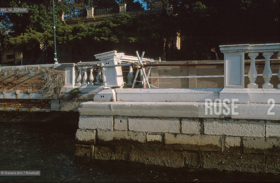 Caption: Localizzazione:..VENEZIA / CASTELLO / GIARDINI..Oggetto:..Soggetto:..DEGRADO URBANO / MOTO ONDOSO..Cronologia: ..Definizione Culturale:..   Autore: ..   Stile: ..   Editori/Stampatori:..   Committenza:..Materia e Tecnica:..Collocazione:..Note:..PROBLEMI CIMITERO..Riproduzione Fotografica:..Graziano Arici/Rosebud2 .Copyright:..Graziano Arici/Rosebud2 .Data:..2000..Costo:..A
