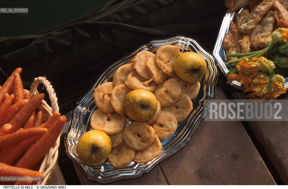 Nome: ..FRITTELLE DI MELE..Descrizione: ..GASTRONOMIA CIBO  DOLCE / CAROTE, FIORI DI ZUCCA..Credit: ..Graziano Arici/Rosebud2/..Costo: ..A..Nazione: ....Città: ....Data: ..2000