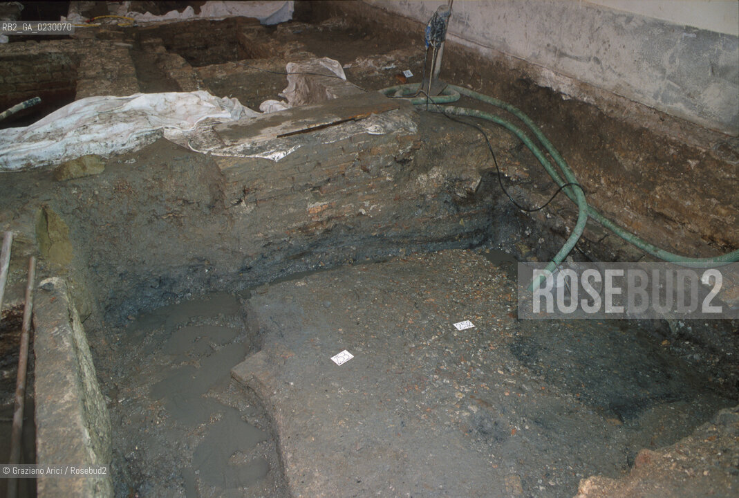 Localizzazione:..VENEZIA / S. MARCO..Oggetto:..Soggetto:..SCAVI ESEGUITI NELLA CHIESA DI S.SAMUELE..ARCHEOLOGIA..Cronologia: ..TOMBE DEL XVI SEC., PAVUMENTI DELLE PRECEDENTI CHIESE DEL XV E XIV SEC...Definizione Culturale:..   Autore: ..   Stile: ..   Editori/Stampatori:..   Committenza:..Materia e Tecnica:..Collocazione:..Note:....Riproduzione Fotografica:..Graziano Arici/Rosebud2 .Copyright:..Graziano Arici/Rosebud2 .Data:..aprile 2001..Costo:..A