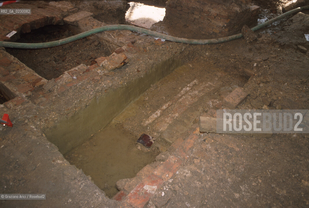 Localizzazione:..VENEZIA / S. MARCO..Oggetto:..Soggetto:..SCAVI ESEGUITI NELLA CHIESA DI S.SAMUELE..ARCHEOLOGIA..Cronologia: ..TOMBE DEL XVI SEC., PAVUMENTI DELLE PRECEDENTI CHIESE DEL XV E XIV SEC...Definizione Culturale:..   Autore: ..   Stile: ..   Editori/Stampatori:..   Committenza:..Materia e Tecnica:..Collocazione:..Note:....Riproduzione Fotografica:..Graziano Arici/Rosebud2 .Copyright:..Graziano Arici/Rosebud2 .Data:..aprile 2001..Costo:..A