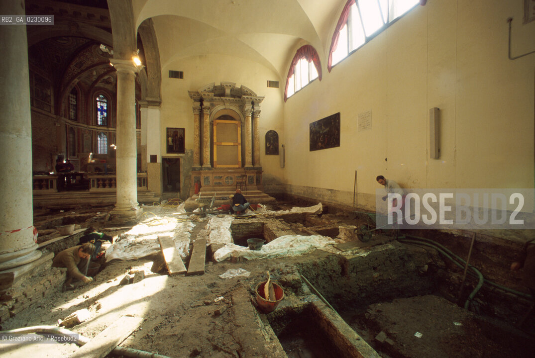 Localizzazione:..VENEZIA / S. MARCO..Oggetto:..Soggetto:..SCAVI ESEGUITI NELLA CHIESA DI S.SAMUELE..ARCHEOLOGIA..Cronologia: ..TOMBE DEL XVI SEC., PAVUMENTI DELLE PRECEDENTI CHIESE DEL XV E XIV SEC...Definizione Culturale:..   Autore: ..   Stile: ..   Editori/Stampatori:..   Committenza:..Materia e Tecnica:..Collocazione:..Note:....Riproduzione Fotografica:..Graziano Arici/Rosebud2 .Copyright:..Graziano Arici/Rosebud2 .Data:..aprile 2001..Costo:..A