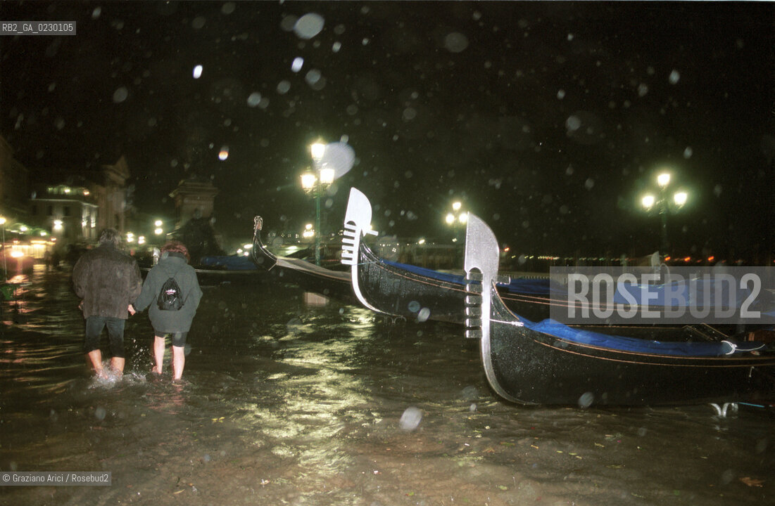 Caption: Nome:..ALTA MAREA..HIGHT TIDE..Localizzazione:..VENEZIA / S. MARCO / RIVA DEGLI SCHIAVONI..Soggetto:..RIVA DEGLI SCHIAVONI DI NOTTE CON LACQUA ALTA / GONDOLE..Cronologia:......Autore:......Stile:......Editori Stampatori:......Committenza:......Materia e Tecnica:......Collocazione:......Note:....Riproduzione Fotografica:..Graziano Arici/Rosebud2 ...Copyright:..Graziano Arici / rosebud2/....Data:..6/11/2000....Costo:..A....Key:..ACQUA ALTA..HIGHT TIDE