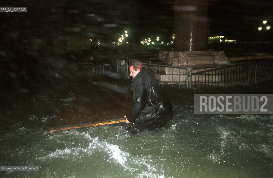 Caption: Nome:..ALTA MAREA..HIGHT TIDE..Localizzazione:..VENEZIA / S. MARCO / PIAZZA S. MARCO..VENICE / ST. MARK  / ST. MARK S SQUARE..Soggetto:..PIAZZA S. MARCO DI NOTTE CON LACQUA ALTA / SEDIE..S. MARK S SQUARE IN THE NIGHT DURING THE HIGHT TIDE / CHAIRS..Cronologia:......Autore:......Stile:......Editori Stampatori:......Committenza:......Materia e Tecnica:......Collocazione:......Note:....Riproduzione Fotografica:..Graziano Arici/Rosebud2 ...Copyright:..Graziano Arici / rosebud2/....Data:..6/11/2000....Costo:..A....Key:..ACQUA ALTA..HIGHT TIDE