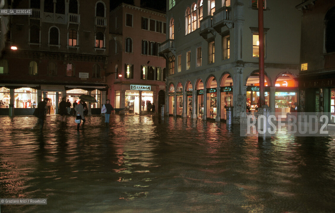 Caption: Nome:..ALTA MAREA..HIGHT TIDE..Localizzazione:..VENEZIA / S. MARCO / CAMPO S.LUCA..VENICE / ST. MARK  ..Soggetto:..CAMPO S.LUCA DI NOTTE CON LACQUA ALTA / SEDIE..IN THE NIGHT DURING THE HIGHT TIDE / CHAIRS..Cronologia:......Autore:......Stile:......Editori Stampatori:......Committenza:......Materia e Tecnica:......Collocazione:......Note:....Riproduzione Fotografica:..Graziano Arici/Rosebud2 ...Copyright:..Graziano Arici / rosebud2/....Data:..6/11/2000....Costo:..A....Key:..ACQUA ALTA..HIGHT TIDE