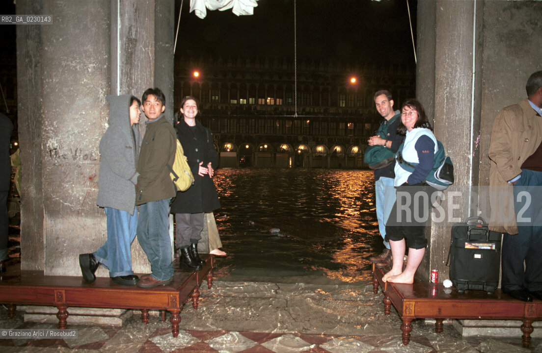 Caption: Nome:..ALTA MAREA..HIGHT TIDE..Localizzazione:..VENEZIA / S. MARCO / PIAZZA S. MARCO / TURISTI..VENICE / ST. MARK  / ST. MARK S SQUARE..Soggetto:..PIAZZA S. MARCO DI NOTTE CON LACQUA ALTA ..S. MARK S SQUARE IN THE NIGHT DURING THE HIGHT TIDE ..Cronologia:......Autore:......Stile:......Editori Stampatori:......Committenza:......Materia e Tecnica:......Collocazione:......Note:....Riproduzione Fotografica:..Graziano Arici/Rosebud2 ...Copyright:..Graziano Arici / rosebud2/....Data:..6/11/2000....Costo:..A....Key:..ACQUA ALTA..HIGHT TIDE