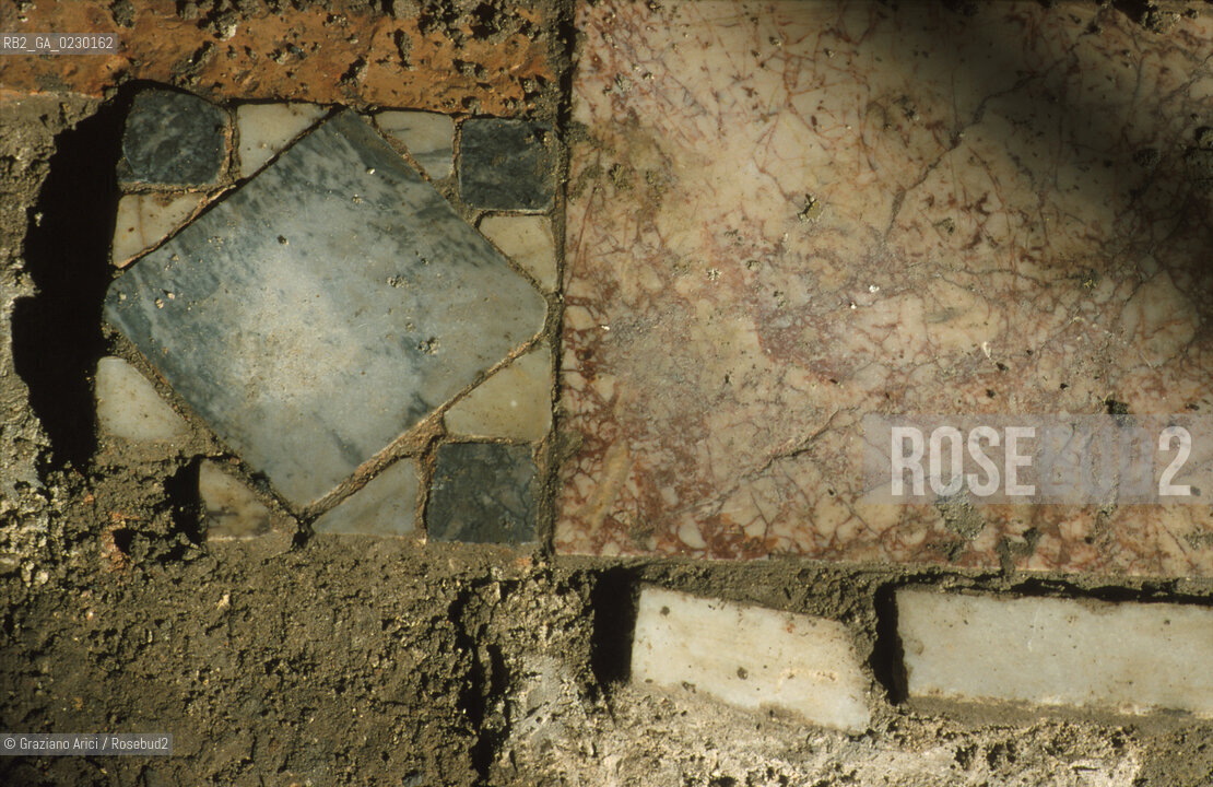 Localizzazione:..VENEZIA / S. MARCO..Oggetto:..Soggetto:..SCAVI ESEGUITI NELLA CHIESA DI S.SAMUELE..ARCHEOLOGIA..Cronologia: ..TOMBE DEL XVI SEC., PAVUMENTI DELLE PRECEDENTI CHIESE DEL XV E XIV SEC...Definizione Culturale:..   Autore: ..   Stile: ..   Editori/Stampatori:..   Committenza:..Materia e Tecnica:..Collocazione:..Note:....Riproduzione Fotografica:..Graziano Arici/Rosebud2 .Copyright:..Graziano Arici/Rosebud2 .Data:..aprile 2001..Costo:..A