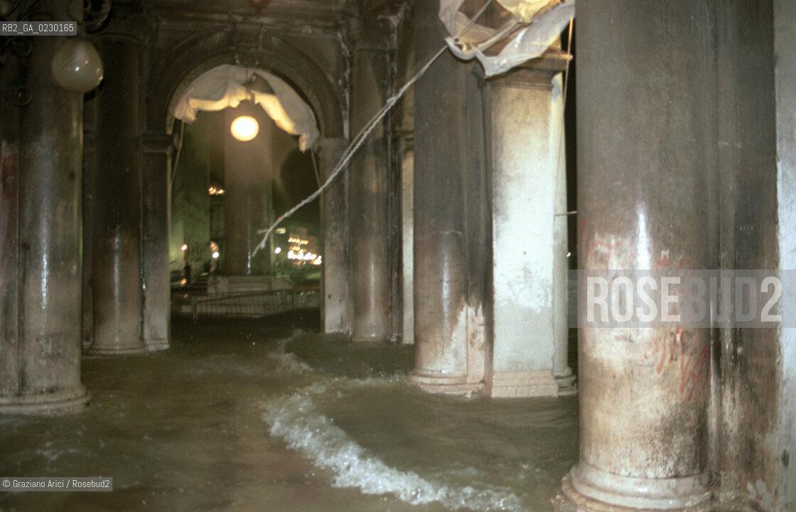 Caption: Nome:..ALTA MAREA..HIGHT TIDE..Localizzazione:..VENEZIA / S. MARCO / PIAZZA S. MARCO..VENICE / ST. MARK  / ST. MARK S SQUARE..Soggetto:..PIAZZA S. MARCO DI NOTTE CON LACQUA ALTA / SEDIE..S. MARK S SQUARE IN THE NIGHT DURING THE HIGHT TIDE / CHAIRS..Cronologia:......Autore:......Stile:......Editori Stampatori:......Committenza:......Materia e Tecnica:......Collocazione:......Note:....Riproduzione Fotografica:..Graziano Arici/Rosebud2 ...Copyright:..Graziano Arici / rosebud2/....Data:..6/11/2000....Costo:..A....Key:..ACQUA ALTA..HIGHT TIDE