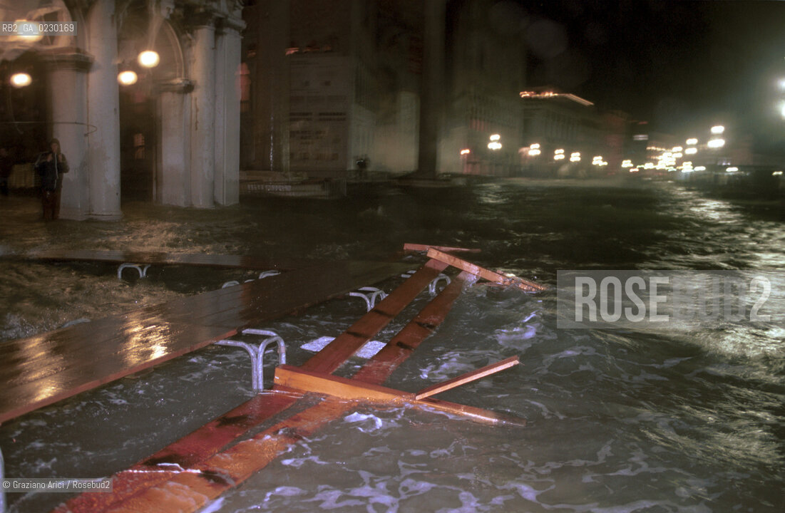 Caption: Nome:..ALTA MAREA..HIGHT TIDE..Localizzazione:..VENEZIA / S. MARCO / PIAZZA S. MARCO..VENICE / ST. MARK  / ST. MARK S SQUARE..Soggetto:..PIAZZA S. MARCO DI NOTTE CON LACQUA ALTA / SEDIE..S. MARK S SQUARE IN THE NIGHT DURING THE HIGHT TIDE / CHAIRS..Cronologia:......Autore:......Stile:......Editori Stampatori:......Committenza:......Materia e Tecnica:......Collocazione:......Note:....Riproduzione Fotografica:..Graziano Arici/Rosebud2 ...Copyright:..Graziano Arici / rosebud2/....Data:..6/11/2000....Costo:..A....Key:..ACQUA ALTA..HIGHT TIDE