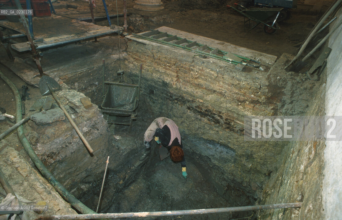 Localizzazione:..VENEZIA / S. MARCO..Oggetto:..Soggetto:..SCAVI ESEGUITI NELLA CHIESA DI S.SAMUELE..ARCHEOLOGIA..Cronologia: ..TOMBE DEL XVI SEC., PAVUMENTI DELLE PRECEDENTI CHIESE DEL XV E XIV SEC...Definizione Culturale:..   Autore: ..   Stile: ..   Editori/Stampatori:..   Committenza:..Materia e Tecnica:..Collocazione:..Note:....Riproduzione Fotografica:..Graziano Arici/Rosebud2 .Copyright:..Graziano Arici/Rosebud2 .Data:..aprile 2001..Costo:..A