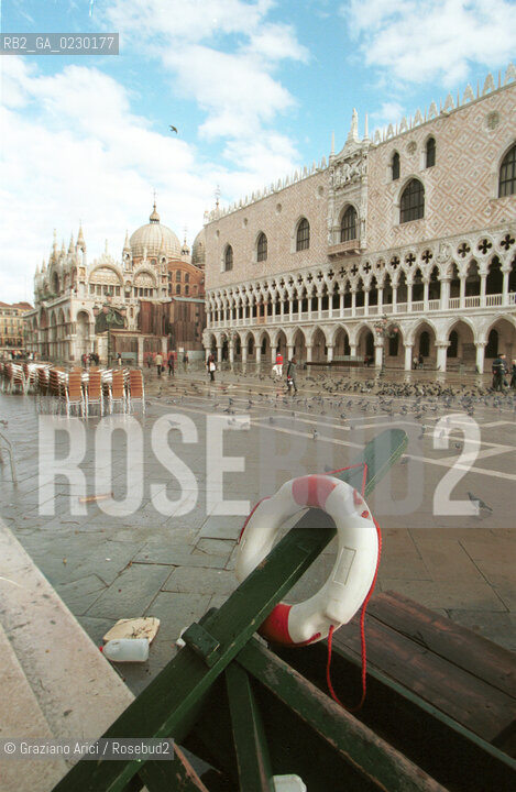 Caption: Nome:..ALTA MAREA..HIGHT TIDE..Localizzazione:..VENEZIA / S. MARCO / PIAZZA S. MARCO ..VENICE / ST. MARK  / ST. MARK S SQUARE..Soggetto:..PIAZZA S. MARCO: DANNI DELLACQUA ALTA ....Cronologia:......Autore:......Stile:......Editori Stampatori:......Committenza:......Materia e Tecnica:......Collocazione:......Note:....Riproduzione Fotografica:..Graziano Arici/Rosebud2 ...Copyright:..Graziano Arici / rosebud2/....Data:..7/11/2000....Costo:..A....Key:..ACQUA ALTA..HIGHT TIDE
