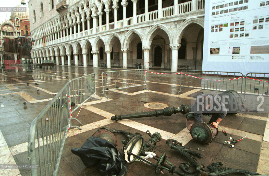 Caption: Nome:..ALTA MAREA..HIGHT TIDE..Localizzazione:..VENEZIA / S. MARCO / PIAZZA S. MARCO / LAMPIONE..VENICE / ST. MARK  / ST. MARK S SQUARE..Soggetto:..PIAZZA S. MARCO: DANNI DELLACQUA ALTA ....Cronologia:......Autore:......Stile:......Editori Stampatori:......Committenza:......Materia e Tecnica:......Collocazione:......Note:....Riproduzione Fotografica:..Graziano Arici/Rosebud2 ...Copyright:..Graziano Arici / rosebud2/....Data:..7/11/2000....Costo:..A....Key:..ACQUA ALTA..HIGHT TIDE