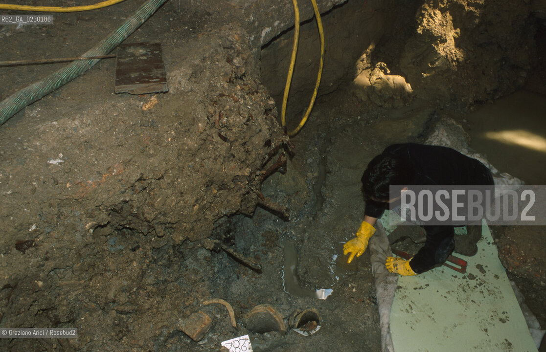 Localizzazione:..VENEZIA / S. MARCO..Oggetto:..Soggetto:..SCAVI ESEGUITI NELLA CHIESA DI S.SAMUELE..ARCHEOLOGIA..Cronologia: ..TOMBE DEL XVI SEC., PAVUMENTI DELLE PRECEDENTI CHIESE DEL XV E XIV SEC...Definizione Culturale:..   Autore: ..   Stile: ..   Editori/Stampatori:..   Committenza:..Materia e Tecnica:..Collocazione:..Note:....Riproduzione Fotografica:..Graziano Arici/Rosebud2 .Copyright:..Graziano Arici/Rosebud2 .Data:..aprile 2001..Costo:..A