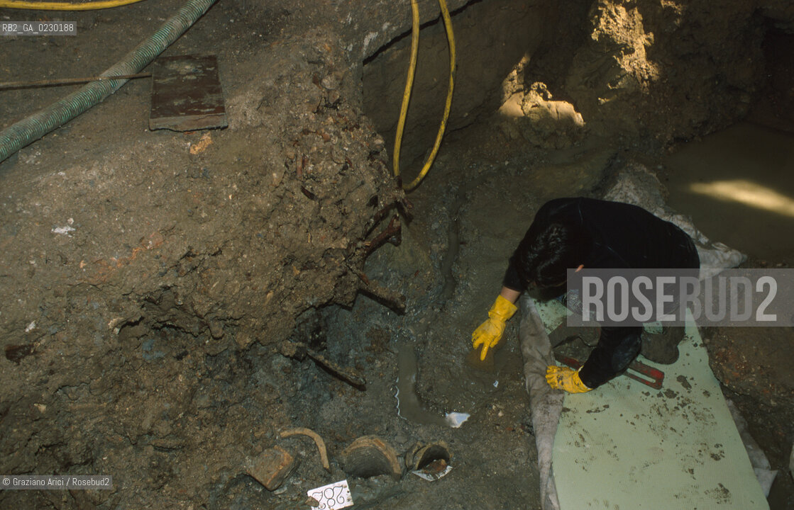 Localizzazione:..VENEZIA / S. MARCO..Oggetto:..Soggetto:..SCAVI ESEGUITI NELLA CHIESA DI S.SAMUELE..ARCHEOLOGIA..Cronologia: ..TOMBE DEL XVI SEC., PAVUMENTI DELLE PRECEDENTI CHIESE DEL XV E XIV SEC...Definizione Culturale:..   Autore: ..   Stile: ..   Editori/Stampatori:..   Committenza:..Materia e Tecnica:..Collocazione:..Note:....Riproduzione Fotografica:..Graziano Arici/Rosebud2 .Copyright:..Graziano Arici/Rosebud2 .Data:..aprile 2001..Costo:..A