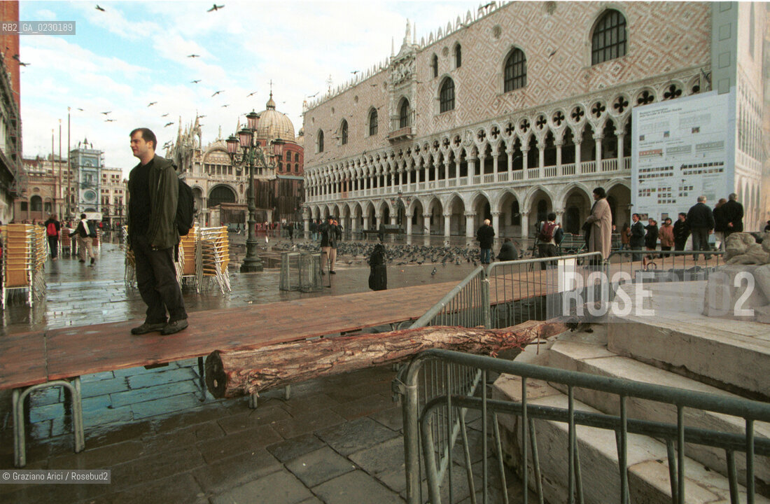 Caption: Nome:..ALTA MAREA..HIGHT TIDE..Localizzazione:..VENEZIA / S. MARCO / PIAZZA S. MARCO ..VENICE / ST. MARK  / ST. MARK S SQUARE..Soggetto:..PIAZZA S. MARCO: DANNI DELLACQUA ALTA ....Cronologia:......Autore:......Stile:......Editori Stampatori:......Committenza:......Materia e Tecnica:......Collocazione:......Note:....Riproduzione Fotografica:..Graziano Arici/Rosebud2 ...Copyright:..Graziano Arici / rosebud2/....Data:..7/11/2000....Costo:..A....Key:..ACQUA ALTA..HIGHT TIDE