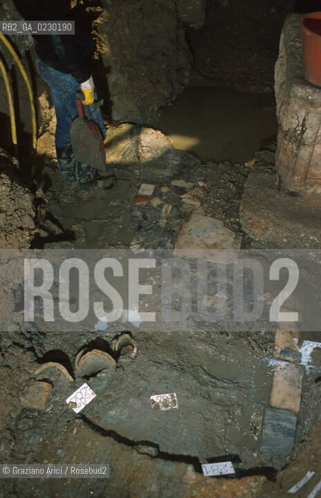 Localizzazione:..VENEZIA / S. MARCO..Oggetto:..Soggetto:..SCAVI ESEGUITI NELLA CHIESA DI S.SAMUELE..ARCHEOLOGIA..Cronologia: ..TOMBE DEL XVI SEC., PAVUMENTI DELLE PRECEDENTI CHIESE DEL XV E XIV SEC...Definizione Culturale:..   Autore: ..   Stile: ..   Editori/Stampatori:..   Committenza:..Materia e Tecnica:..Collocazione:..Note:....Riproduzione Fotografica:..Graziano Arici/Rosebud2 .Copyright:..Graziano Arici/Rosebud2 .Data:..aprile 2001..Costo:..A