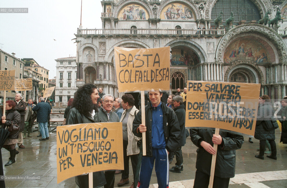 Caption: Nome:..ALTA MAREA..HIGHT TIDE..Localizzazione:..VENEZIA / S. MARCO / PIAZZETTA DI S. MARCO..VENICE / ST. MARK  / ST. MARK S PIAZZETTA..Soggetto:..ACQUA ALTA DI NOTTE IN PIAZZETTA S. MARCO  / PASSERELLA / PALZZO DUCALE..ST. MARK S PIAZZETTA DURING THE HIGHT TIDE  / WALKWAY / DUCAL PALACE..Cronologia:......Autore:......Stile:......Editori Stampatori:......Committenza:......Materia e Tecnica:......Collocazione:......Note:....Riproduzione Fotografica:..Graziano Arici/Rosebud2 ...Copyright:..Graziano Arici / rosebud2/....Data:..1996....Costo:..A....Key:..ACQUA ALTA..HIGHT TIDE