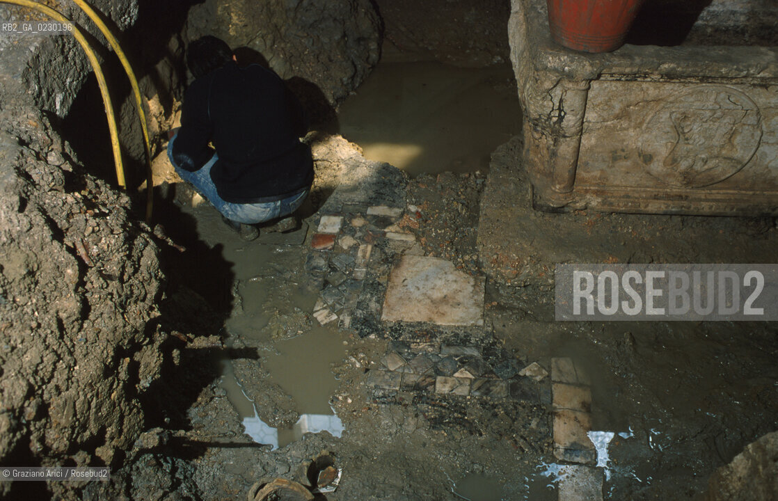 Localizzazione:..VENEZIA / S. MARCO..Oggetto:..Soggetto:..SCAVI ESEGUITI NELLA CHIESA DI S.SAMUELE..ARCHEOLOGIA..Cronologia: ..TOMBE DEL XVI SEC., PAVUMENTI DELLE PRECEDENTI CHIESE DEL XV E XIV SEC...Definizione Culturale:..   Autore: ..   Stile: ..   Editori/Stampatori:..   Committenza:..Materia e Tecnica:..Collocazione:..Note:....Riproduzione Fotografica:..Graziano Arici/Rosebud2 .Copyright:..Graziano Arici/Rosebud2 .Data:..aprile 2001..Costo:..A