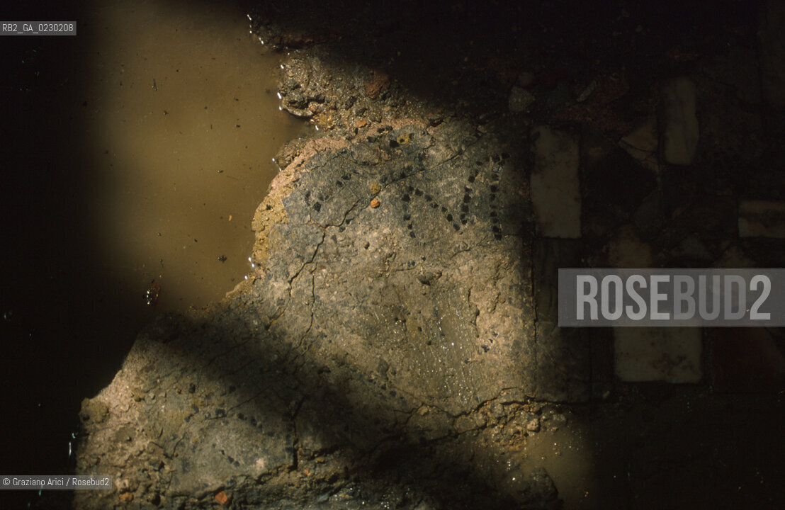 Localizzazione:..VENEZIA / S. MARCO..Oggetto:..Soggetto:..SCAVI ESEGUITI NELLA CHIESA DI S.SAMUELE..ARCHEOLOGIA..Cronologia: ..TOMBE DEL XVI SEC., PAVUMENTI DELLE PRECEDENTI CHIESE DEL XV E XIV SEC...Definizione Culturale:..   Autore: ..   Stile: ..   Editori/Stampatori:..   Committenza:..Materia e Tecnica:..Collocazione:..Note:....Riproduzione Fotografica:..Graziano Arici/Rosebud2 .Copyright:..Graziano Arici/Rosebud2 .Data:..aprile 2001..Costo:..A