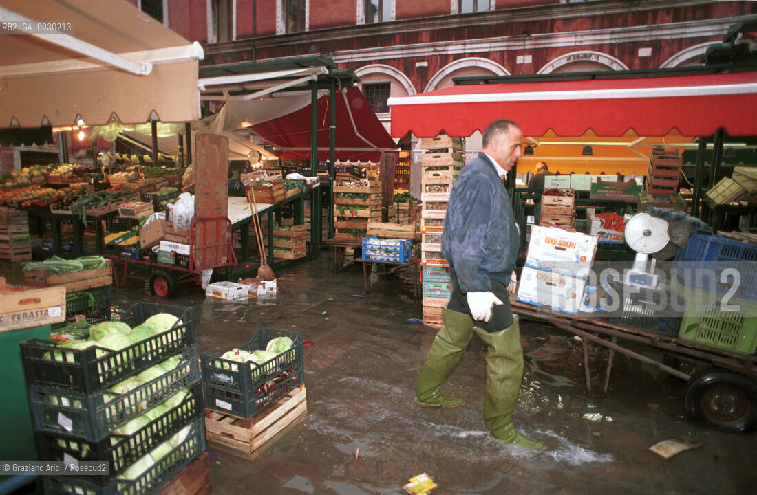 Caption: Nome:..ALTA MAREA..HIGHT TIDE..Localizzazione:..VENEZIA / RIALTO / MERCATO..Soggetto:..MERCATO DI RIALTO CON LACQUA ALTA ..Cronologia:......Autore:......Stile:......Editori Stampatori:......Committenza:......Materia e Tecnica:......Collocazione:......Note:....Riproduzione Fotografica:..Graziano Arici/Rosebud2 ...Copyright:..Graziano Arici / rosebud2/....Data:..21/11/2000....Costo:..A....Key:..ACQUA ALTA..HIGHT TIDE