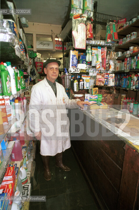 Caption: Nome:..ALTA MAREA..HIGHT TIDE..Localizzazione:..VENEZIA / S. MARCO / NEGOZIO DI COLORI..Soggetto:....Cronologia:......Autore:......Stile:......Editori Stampatori:......Committenza:......Materia e Tecnica:......Collocazione:......Note:....Riproduzione Fotografica:..Graziano Arici/Rosebud2 ...Copyright:..Graziano Arici / rosebud2/....Data:..21/11/2000....Costo:..A....Key:..ACQUA ALTA..HIGHT TIDE