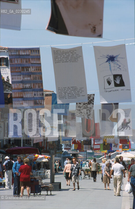 Caption: Localizzazione:..VENEZIA / CASTELLO..Oggetto:..Soggetto:..VIA GARIBALDI / BANDIERE..Cronologia:.. ..Definizione Culturale:..   Autore: ..   Stile: ..   Editori/Stampatori:..   Committenza:..Materia e Tecnica:..Collocazione:..Note:..CALLI CAMPI E PONTI..Riproduzione Fotografica:..Copyright:..Graziano Arici/Rosebud2 .Data:..2001..Costo:..A