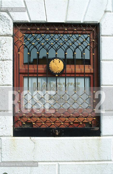 Localizzazione:..VENEZIA / S. MARCO..Oggetto:..Soggetto:..HARRY  S BAR NEL 1931 / RISTORANTE ERNEST HEMINGWAY / BARMAN COCKTAIL BELLINI..Cronologia: ....Definizione Culturale:..   Autore:....   Stile:..   Editori/Stampatori:..   Committenza:..Materia e Tecnica:....Collocazione:..Note:..BAR CAFFE OSTERIE..Riproduzione Fotografica:..Copyright:..Graziano Arici/Rosebud2 .2001..Costo:..A