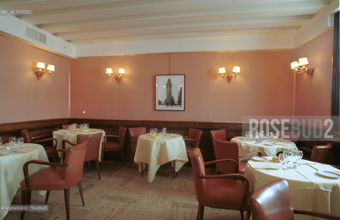 Localizzazione:..VENEZIA / S. MARCO..Oggetto:..Soggetto:..HARRY  S BAR NEL 1931 / RISTORANTE ERNEST HEMINGWAY / BARMAN COCKTAIL BELLINI..Cronologia: ....Definizione Culturale:..   Autore:....   Stile:..   Editori/Stampatori:..   Committenza:..Materia e Tecnica:....Collocazione:..Note:..BAR CAFFE OSTERIE..Riproduzione Fotografica:..Copyright:..Graziano Arici/Rosebud2 .2001..Costo:..A