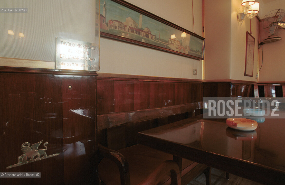 Localizzazione:..VENEZIA / S. MARCO..Oggetto:..Soggetto:..HARRY  S BAR NEL 1931 / RISTORANTE ERNEST HEMINGWAY / BARMAN COCKTAIL BELLINI..Cronologia: ....Definizione Culturale:..   Autore:....   Stile:..   Editori/Stampatori:..   Committenza:..Materia e Tecnica:....Collocazione:..Note:..BAR CAFFE OSTERIE..Riproduzione Fotografica:..Copyright:..Graziano Arici/Rosebud2 .2001..Costo:..A