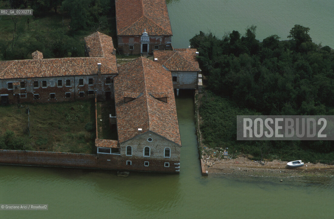 Nome:..ISOLA DEL LAZZARETTO VECCHIO: APPRODO/ VEDUTA AEREA....Localizzazione:..VENEZIA / ISOLA DEL LAZZARETTO VECCHIO / LAGUNA SUD..VENICE / THE ISLE OF LAZZARETTO VECCHIO / THE SOUTH LAGOON..Soggetto:..ISOLA DEL LAZZARETTO VECCHIO / APPRODO..THE ISLE OF LAZZARETTO VECCHIO / LANDING POINT    ..Cronologia:......Autore:.. ....Stile:......Editori Stampatori:......Committenza:......Materia e Tecnica:......Collocazione:......Note:..NEL 1423 SCOPPIO LA PESTE IN CITTA E LISOLA VENNE TRASFORMATA IN LAZZARETTO ..WITH THE 1423 PLAGUE THE ISLAND BECAME LAZZARETTO  (QUARANTINE STATION)..Riproduzione Fotografica:..Graziano Arici/Rosebud2 ...Copyright:..Graziano Arici / rosebud2/....Data:..2001....Costo:..A....Key:..ISOLE ABBANDONATE..UNINHABITED ISLANDS