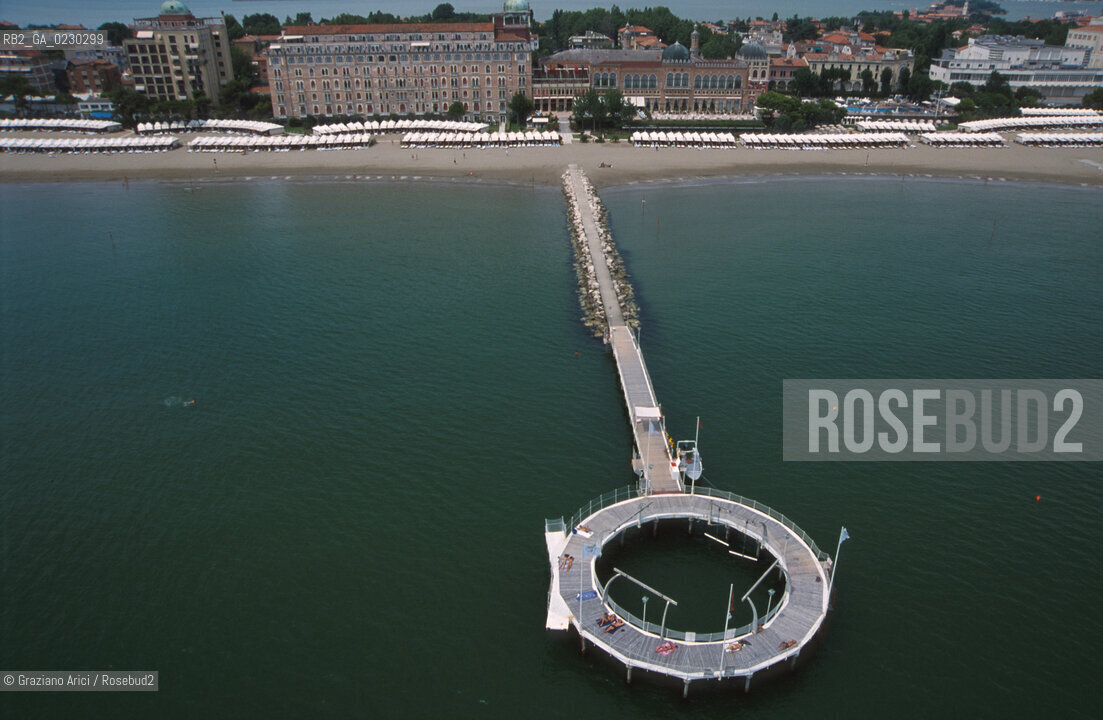 Caption: Localizzazione:..VENEZIA / ISOLA DEL LIDO/ VEDUTA AEREA..Oggetto:..Soggetto:..HOTEL EXCELSIOR / SPIAGGIA..Cronologia: ....Definizione Culturale:..   Autore:....   Stile:....   Editori/Stampatori:..   Committenza:..Materia e Tecnica:....Collocazione:..Note:..LIDO..Riproduzione Fotografica:..Copyright:..Graziano Arici/Rosebud2 .Data:..2001..Costo:..A