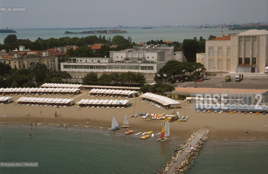 Caption: Localizzazione:..VENEZIA / ISOLA DEL LIDO/ VEDUTA AEREA..Oggetto:..Soggetto:..PALAZZO DEL CINEMA / SPIAGGIA..Cronologia: ....Definizione Culturale:..   Autore:....   Stile:....   Editori/Stampatori:..   Committenza:..Materia e Tecnica:....Collocazione:..Note:..LIDO..Riproduzione Fotografica:..Copyright:..Graziano Arici/Rosebud2 .Data:..2001..Costo:..A