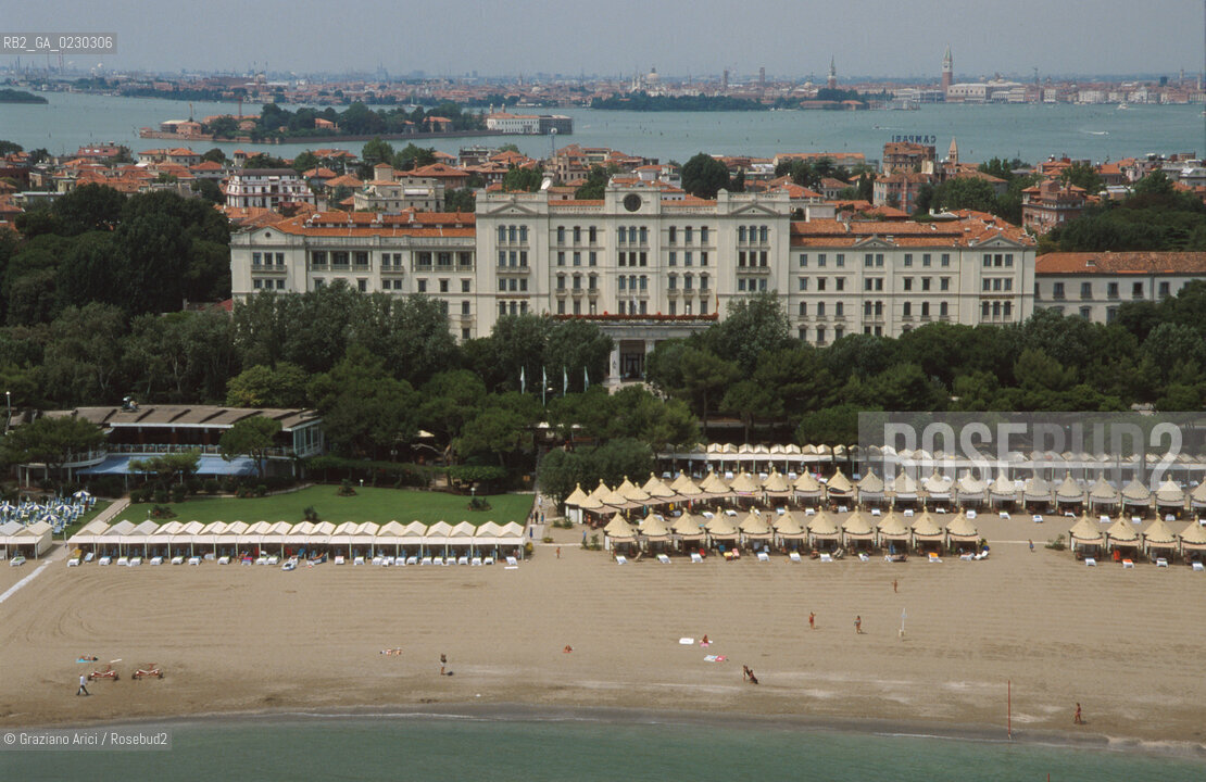 Caption: Localizzazione:..VENEZIA / ISOLA DEL LIDO/ VEDUTA AEREA..Oggetto:..Soggetto:..HOTEL DES BAINS / SPIAGGIA..Cronologia: ....Definizione Culturale:..   Autore:....   Stile:....   Editori/Stampatori:..   Committenza:..Materia e Tecnica:....Collocazione:..Note:..LIDO..Riproduzione Fotografica:..Copyright:..Graziano Arici/Rosebud2 .Data:..2001..Costo:..A
