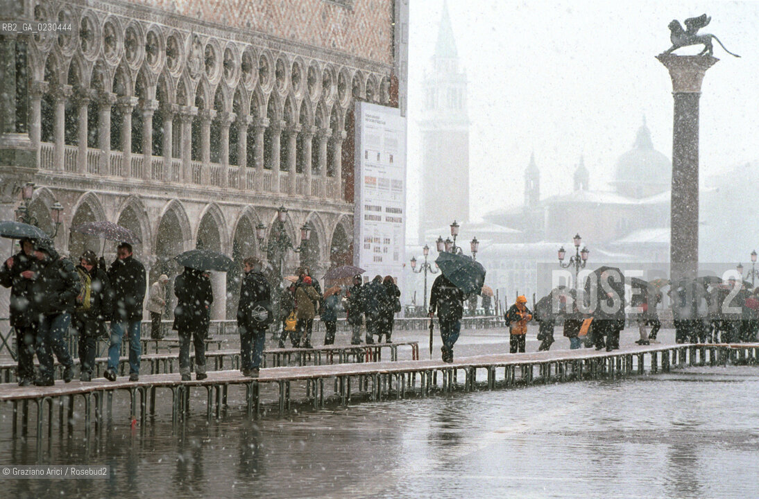 Localizzazione:..VENEZIA / S. MARCO..Oggetto:..Soggetto:..PIAZZA SAN MARCO NEVE / ALTA MAREA  / ACQUA ALTA..Cronologia: ....Definizione Culturale:..   Autore:....   Stile:..   Editori/Stampatori:..   Committenza:..Materia e Tecnica:....Collocazione:..Note:..INVERNO..Riproduzione Fotografica:..Copyright:..Graziano Arici/Rosebud2 .Data:..2001..Costo:..A