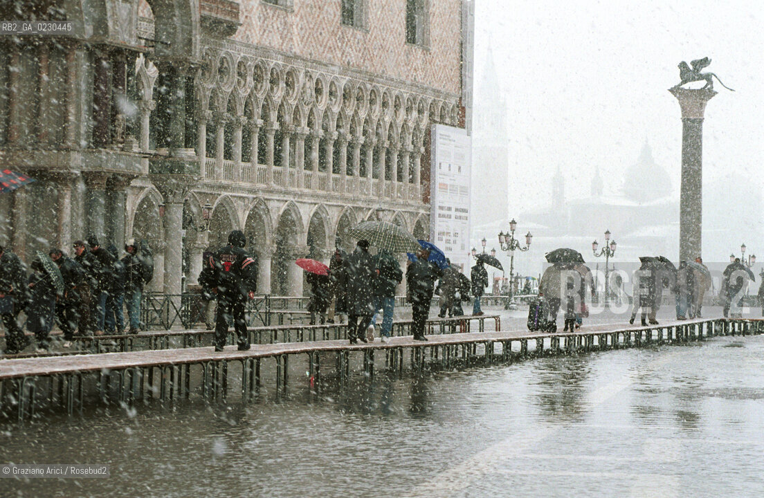 Localizzazione:..VENEZIA / S. MARCO..Oggetto:..Soggetto:..PIAZZA SAN MARCO NEVE / ALTA MAREA  / ACQUA ALTA..Cronologia: ....Definizione Culturale:..   Autore:....   Stile:..   Editori/Stampatori:..   Committenza:..Materia e Tecnica:....Collocazione:..Note:..INVERNO..Riproduzione Fotografica:..Copyright:..Graziano Arici/Rosebud2 .Data:..2001..Costo:..A