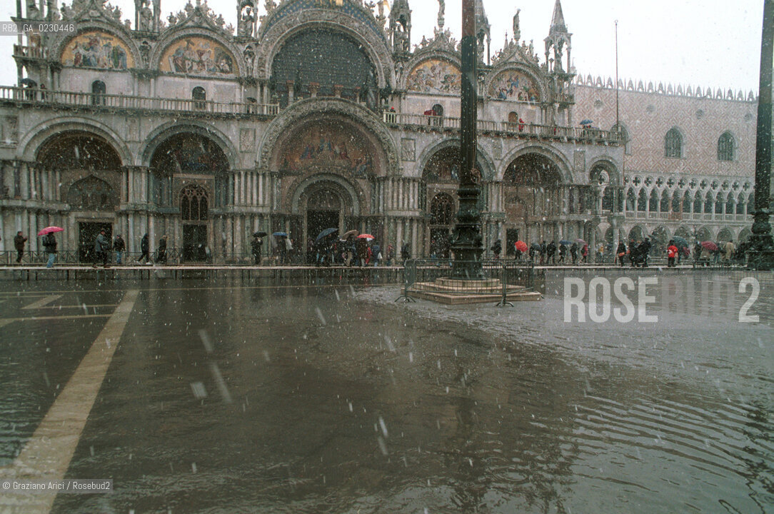 Localizzazione:..VENEZIA / S. MARCO..Oggetto:..Soggetto:..PIAZZA SAN MARCO NEVE / ALTA MAREA  / ACQUA ALTA..Cronologia: ....Definizione Culturale:..   Autore:....   Stile:..   Editori/Stampatori:..   Committenza:..Materia e Tecnica:....Collocazione:..Note:..INVERNO..Riproduzione Fotografica:..Copyright:..Graziano Arici/Rosebud2 .Data:..2001..Costo:..A
