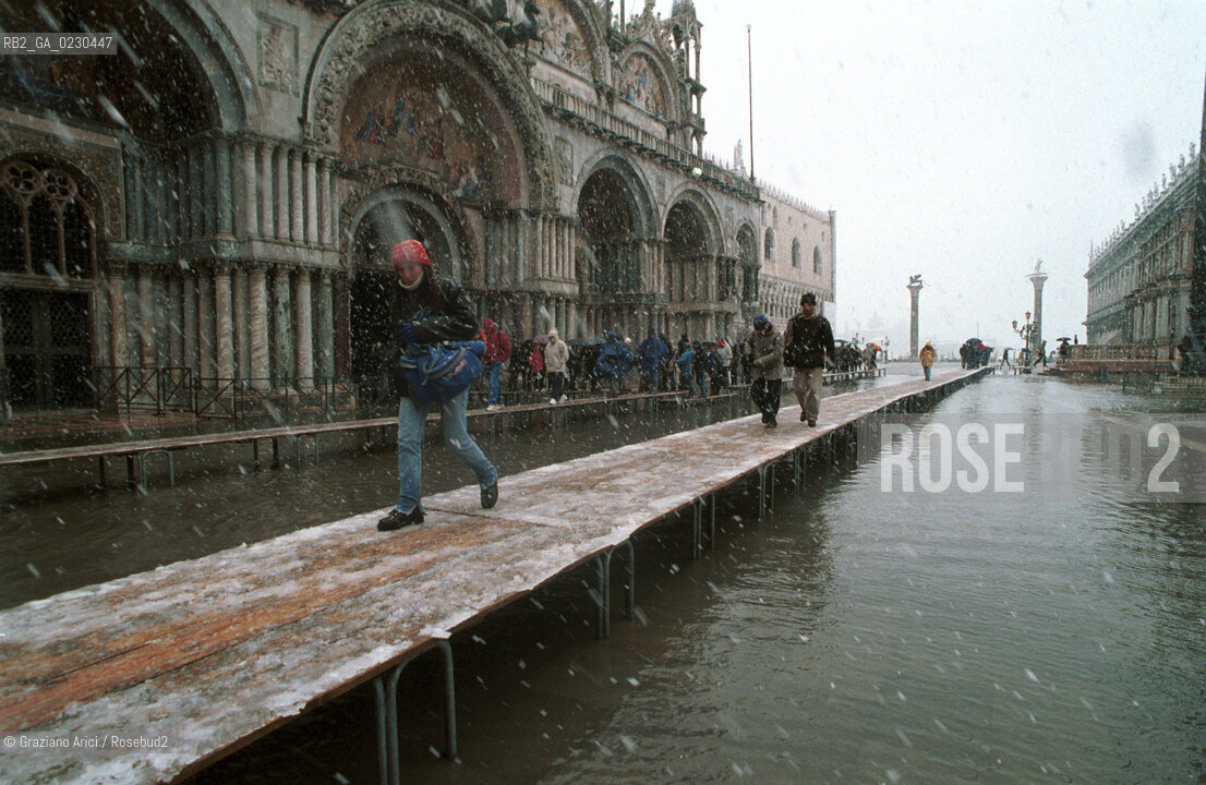 Localizzazione:..VENEZIA / S. MARCO..Oggetto:..Soggetto:..PIAZZA SAN MARCO NEVE / ALTA MAREA  / ACQUA ALTA..Cronologia: ....Definizione Culturale:..   Autore:....   Stile:..   Editori/Stampatori:..   Committenza:..Materia e Tecnica:....Collocazione:..Note:..INVERNO..Riproduzione Fotografica:..Copyright:..Graziano Arici/Rosebud2 .Data:..2001..Costo:..A