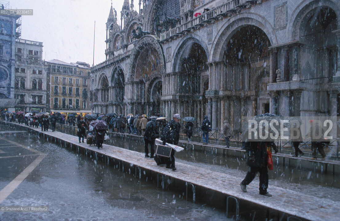 Localizzazione:..VENEZIA / S. MARCO..Oggetto:..Soggetto:..PIAZZA SAN MARCO NEVE / ALTA MAREA  / ACQUA ALTA..Cronologia: ....Definizione Culturale:..   Autore:....   Stile:..   Editori/Stampatori:..   Committenza:..Materia e Tecnica:....Collocazione:..Note:..INVERNO..Riproduzione Fotografica:..Copyright:..Graziano Arici/Rosebud2 .Data:..2001..Costo:..A