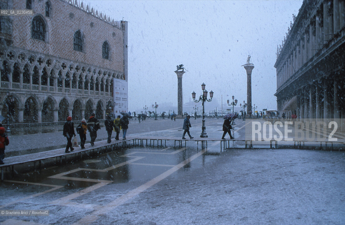 Localizzazione:..VENEZIA / S. MARCO..Oggetto:..Soggetto:..PIAZZA SAN MARCO NEVE / ALTA MAREA  / ACQUA ALTA..Cronologia: ....Definizione Culturale:..   Autore:....   Stile:..   Editori/Stampatori:..   Committenza:..Materia e Tecnica:....Collocazione:..Note:..INVERNO..Riproduzione Fotografica:..Copyright:..Graziano Arici/Rosebud2 .Data:..2001..Costo:..A