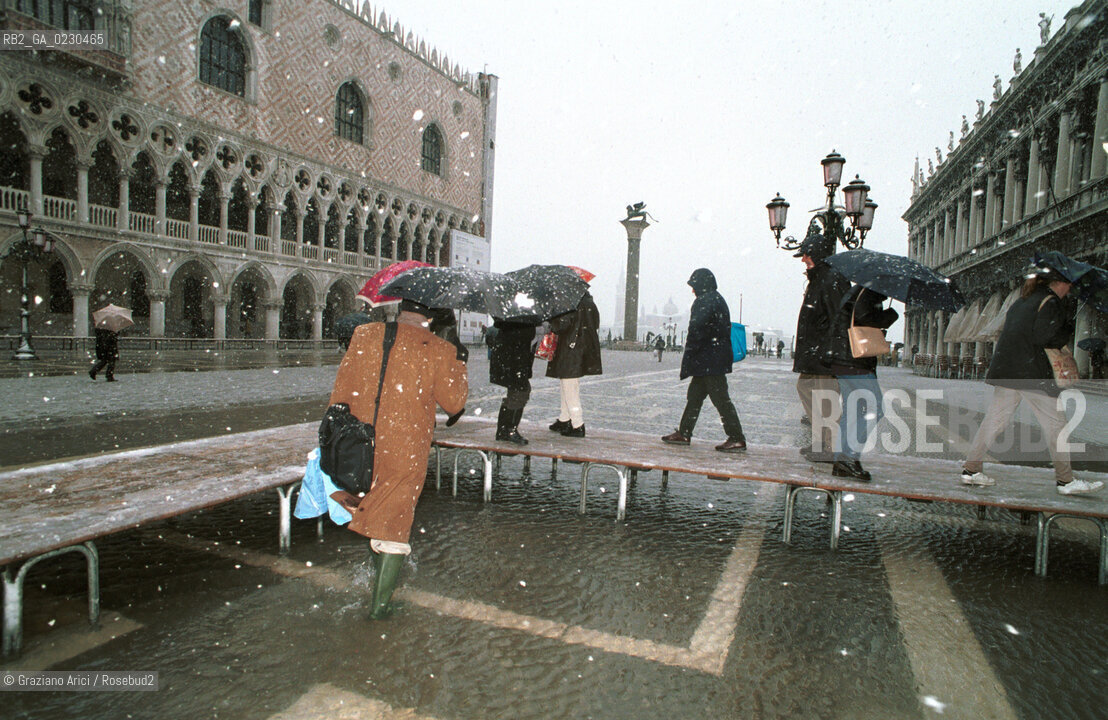 Localizzazione:..VENEZIA / S. MARCO..Oggetto:..Soggetto:..PIAZZA SAN MARCO NEVE / ALTA MAREA  / ACQUA ALTA..Cronologia: ....Definizione Culturale:..   Autore:....   Stile:..   Editori/Stampatori:..   Committenza:..Materia e Tecnica:....Collocazione:..Note:..INVERNO..Riproduzione Fotografica:..Copyright:..Graziano Arici/Rosebud2 .Data:..2001..Costo:..A