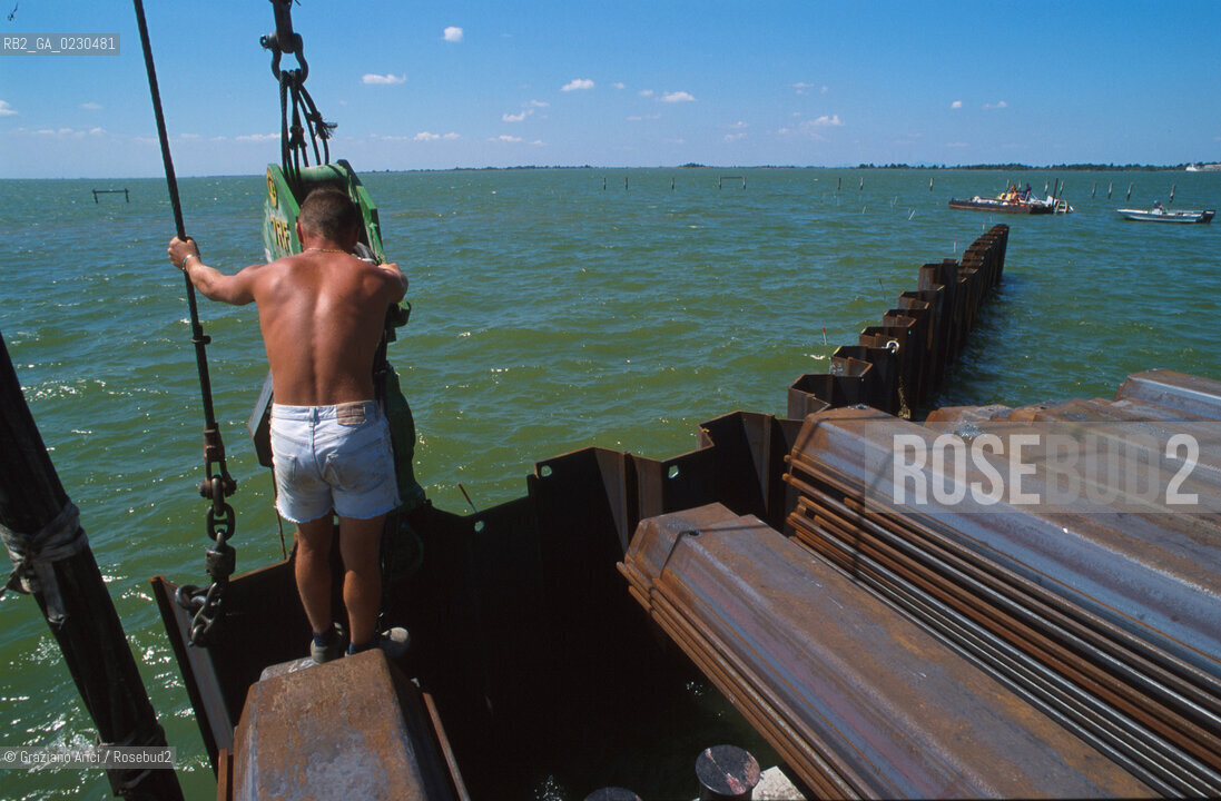 Nome:..BARENA SITO DI SAN MARCO IN BOCCALAMA....Localizzazione:..VENEZIA /  LAGUNA SUD..VENICE /  THE SOUTH LAGOON..Soggetto:..RICERCHE SUBACQUEEE / IDRA / CONSORZIO VENEZIA NUOVA / LAVORI DI RILEVAZIONE E MESSA IN ASCIUTTO DELLAREA DELLANTICA ISOLA E  DELLE DUE IMBARCAZIONI / GALEA / RASCONA / ARCHEOLOGIA..Cronologia:..1300 / XIV SECOLO....Autore:......Stile:......Editori Stampatori:......Committenza:......Materia e Tecnica:......Collocazione:......Note:....Riproduzione Fotografica:..Graziano Arici/Rosebud2 ...Copyright:..Graziano Arici / rosebud2/....Data:..2001....Costo:..A....Key:..ISOLE ABBANDONATE..UNINHABITED ISLANDS