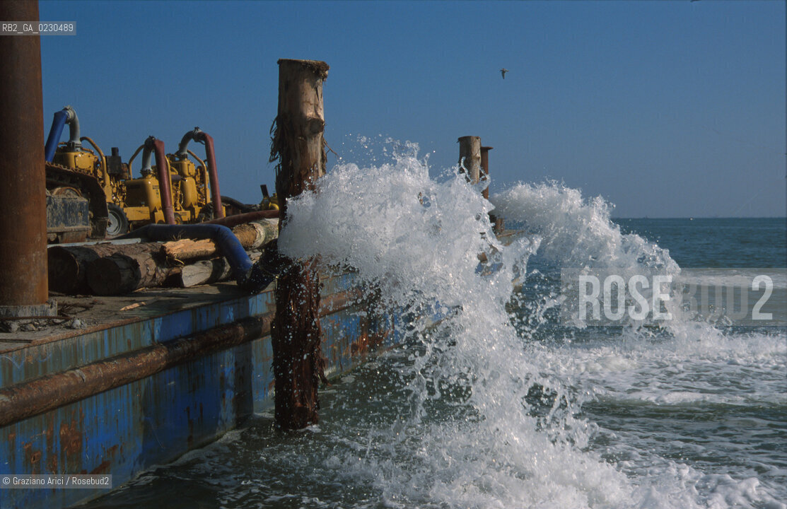 Nome:..BARENA SITO DI SAN MARCO IN BOCCALAMA....Localizzazione:..VENEZIA /  LAGUNA SUD..VENICE /  THE SOUTH LAGOON..Soggetto:..RICERCHE SUBACQUEEE / IDRA / CONSORZIO VENEZIA NUOVA / LAVORI DI RILEVAZIONE E MESSA IN ASCIUTTO DELLAREA DELLANTICA ISOLA E  DELLE DUE IMBARCAZIONI / GALEA / RASCONA / ARCHEOLOGIA..Cronologia:..1300 / XIV SECOLO....Autore:......Stile:......Editori Stampatori:......Committenza:......Materia e Tecnica:......Collocazione:......Note:....Riproduzione Fotografica:..Graziano Arici/Rosebud2 ...Copyright:..Graziano Arici / rosebud2/....Data:..2001....Costo:..A....Key:..ISOLE ABBANDONATE..UNINHABITED ISLANDS