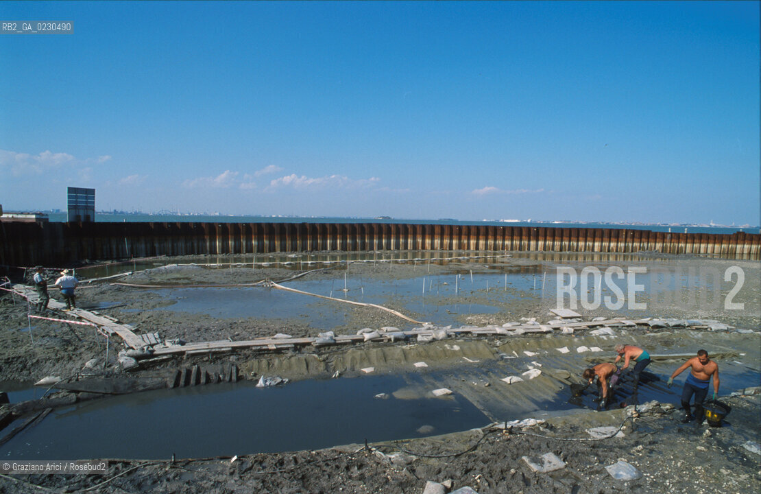 Nome:..BARENA SITO DI SAN MARCO IN BOCCALAMA....Localizzazione:..VENEZIA /  LAGUNA SUD..VENICE /  THE SOUTH LAGOON..Soggetto:..RICERCHE SUBACQUEEE / IDRA / CONSORZIO VENEZIA NUOVA / LAVORI DI RILEVAZIONE E MESSA IN ASCIUTTO DELLAREA DELLANTICA ISOLA E  DELLE DUE IMBARCAZIONI / GALEA / RASCONA / ARCHEOLOGIA..Cronologia:..1300 / XIV SECOLO....Autore:......Stile:......Editori Stampatori:......Committenza:......Materia e Tecnica:......Collocazione:......Note:....Riproduzione Fotografica:..Graziano Arici/Rosebud2 ...Copyright:..Graziano Arici / rosebud2/....Data:..2001....Costo:..A....Key:..ISOLE ABBANDONATE..UNINHABITED ISLANDS