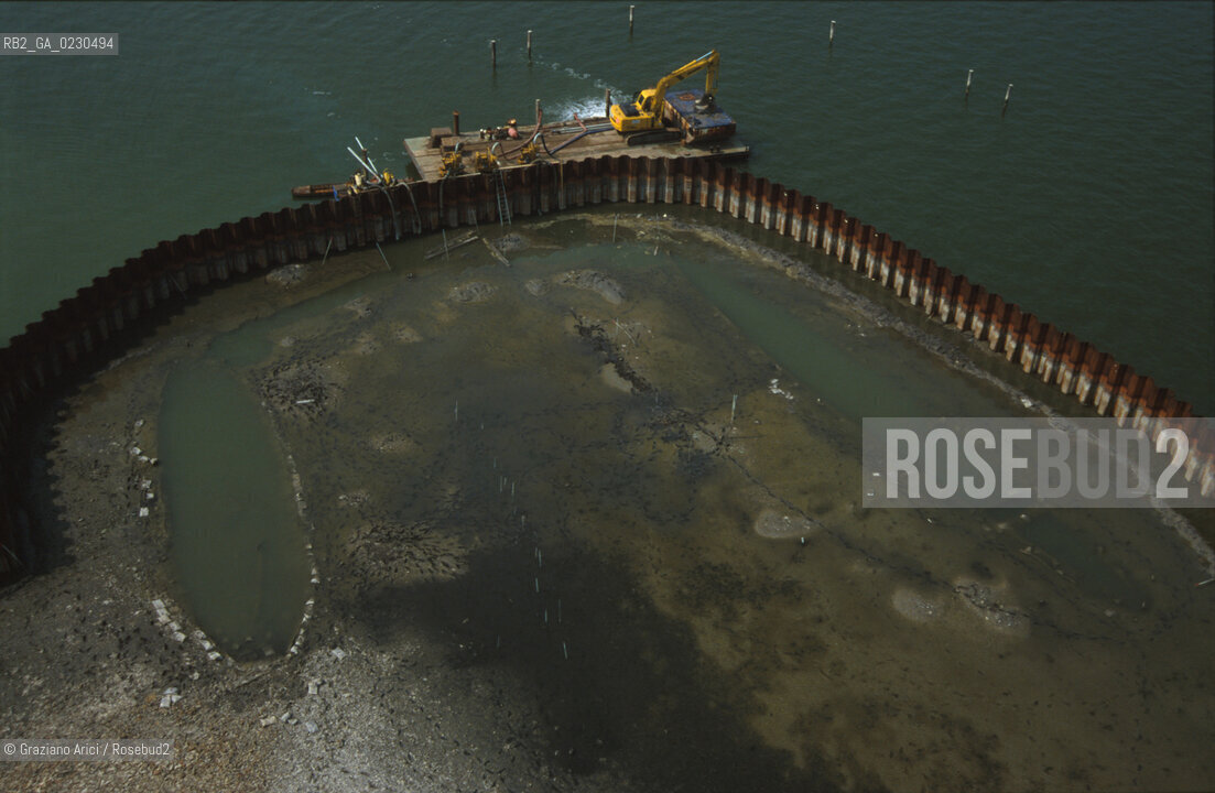 Nome:..BARENA SITO DI SAN MARCO IN BOCCALAMA....Localizzazione:..VENEZIA /  LAGUNA SUD..VENICE /  THE SOUTH LAGOON..Soggetto:..RICERCHE SUBACQUEEE / IDRA / CONSORZIO VENEZIA NUOVA / LAVORI DI RILEVAZIONE E MESSA IN ASCIUTTO DELLAREA DELLANTICA ISOLA E  DELLE DUE IMBARCAZIONI / GALEA / RASCONA / ARCHEOLOGIA..Cronologia:..1300 / XIV SECOLO....Autore:......Stile:......Editori Stampatori:......Committenza:......Materia e Tecnica:......Collocazione:......Note:....Riproduzione Fotografica:..Graziano Arici/Rosebud2 ...Copyright:..Graziano Arici / rosebud2/....Data:..2001....Costo:..A....Key:..ISOLE ABBANDONATE..UNINHABITED ISLANDS