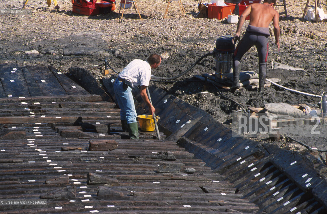 Nome:..BARENA SITO DI SAN MARCO IN BOCCALAMA....Localizzazione:..VENEZIA /  LAGUNA SUD..VENICE /  THE SOUTH LAGOON..Soggetto:..RICERCHE SUBACQUEEE / IDRA / CONSORZIO VENEZIA NUOVA / LAVORI DI RILEVAZIONE E MESSA IN ASCIUTTO DELLAREA DELLANTICA ISOLA E  DELLE DUE IMBARCAZIONI / GALEA / RASCONA / ARCHEOLOGIA..Cronologia:..1300 / XIV SECOLO....Autore:......Stile:......Editori Stampatori:......Committenza:......Materia e Tecnica:......Collocazione:......Note:....Riproduzione Fotografica:..Graziano Arici/Rosebud2 ...Copyright:..Graziano Arici / rosebud2/....Data:..2001....Costo:..A....Key:..ISOLE ABBANDONATE..UNINHABITED ISLANDS