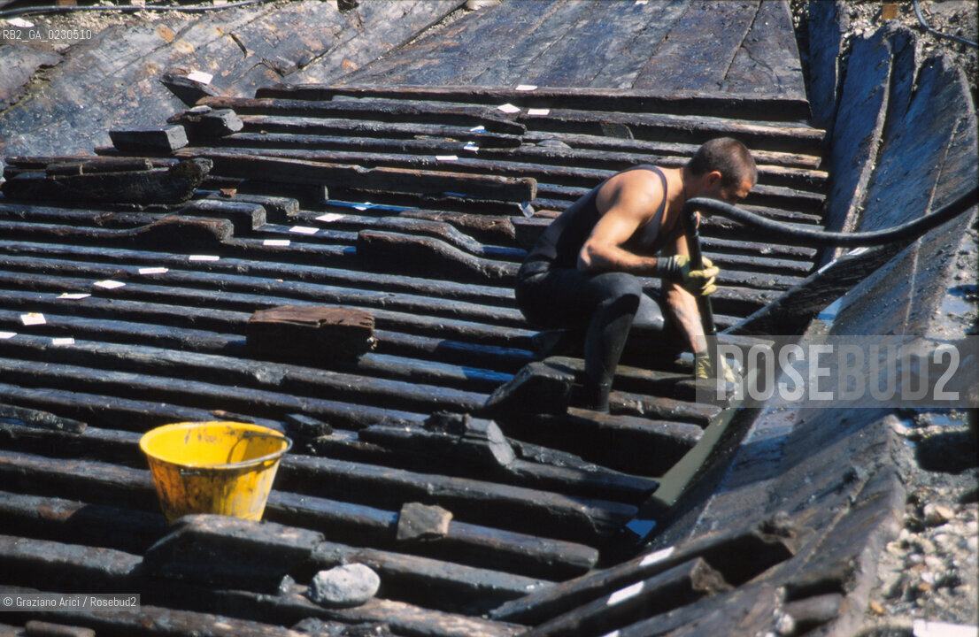 Nome:..BARENA SITO DI SAN MARCO IN BOCCALAMA....Localizzazione:..VENEZIA /  LAGUNA SUD..VENICE /  THE SOUTH LAGOON..Soggetto:..RICERCHE SUBACQUEEE / IDRA / CONSORZIO VENEZIA NUOVA / LAVORI DI RILEVAZIONE E MESSA IN ASCIUTTO DELLAREA DELLANTICA ISOLA E  DELLE DUE IMBARCAZIONI / GALEA / RASCONA / ARCHEOLOGIA..Cronologia:..1300 / XIV SECOLO....Autore:......Stile:......Editori Stampatori:......Committenza:......Materia e Tecnica:......Collocazione:......Note:....Riproduzione Fotografica:..Graziano Arici/Rosebud2 ...Copyright:..Graziano Arici / rosebud2/....Data:..2001....Costo:..A....Key:..ISOLE ABBANDONATE..UNINHABITED ISLANDS