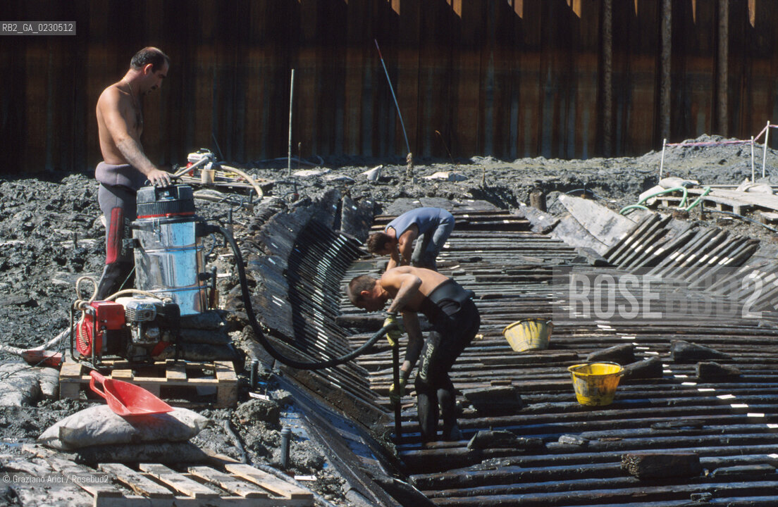Nome:..BARENA SITO DI SAN MARCO IN BOCCALAMA....Localizzazione:..VENEZIA /  LAGUNA SUD..VENICE /  THE SOUTH LAGOON..Soggetto:..RICERCHE SUBACQUEEE / IDRA / CONSORZIO VENEZIA NUOVA / LAVORI DI RILEVAZIONE E MESSA IN ASCIUTTO DELLAREA DELLANTICA ISOLA E  DELLE DUE IMBARCAZIONI / GALEA / RASCONA / ARCHEOLOGIA..Cronologia:..1300 / XIV SECOLO....Autore:......Stile:......Editori Stampatori:......Committenza:......Materia e Tecnica:......Collocazione:......Note:....Riproduzione Fotografica:..Graziano Arici/Rosebud2 ...Copyright:..Graziano Arici / rosebud2/....Data:..2001....Costo:..A....Key:..ISOLE ABBANDONATE..UNINHABITED ISLANDS