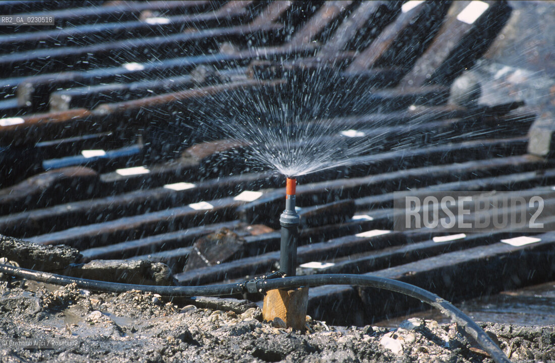 Nome:..BARENA SITO DI SAN MARCO IN BOCCALAMA....Localizzazione:..VENEZIA /  LAGUNA SUD..VENICE /  THE SOUTH LAGOON..Soggetto:..RICERCHE SUBACQUEEE / IDRA / CONSORZIO VENEZIA NUOVA / LAVORI DI RILEVAZIONE E MESSA IN ASCIUTTO DELLAREA DELLANTICA ISOLA E  DELLE DUE IMBARCAZIONI / GALEA / RASCONA / ARCHEOLOGIA..Cronologia:..1300 / XIV SECOLO....Autore:......Stile:......Editori Stampatori:......Committenza:......Materia e Tecnica:......Collocazione:......Note:....Riproduzione Fotografica:..Graziano Arici/Rosebud2 ...Copyright:..Graziano Arici / rosebud2/....Data:..2001....Costo:..A....Key:..ISOLE ABBANDONATE..UNINHABITED ISLANDS