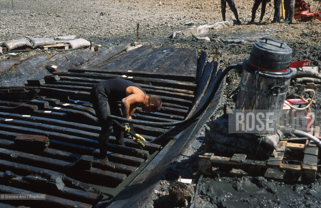 Nome:..BARENA SITO DI SAN MARCO IN BOCCALAMA....Localizzazione:..VENEZIA /  LAGUNA SUD..VENICE /  THE SOUTH LAGOON..Soggetto:..RICERCHE SUBACQUEEE / IDRA / CONSORZIO VENEZIA NUOVA / LAVORI DI RILEVAZIONE E MESSA IN ASCIUTTO DELLAREA DELLANTICA ISOLA E  DELLE DUE IMBARCAZIONI / GALEA / RASCONA / ARCHEOLOGIA..Cronologia:..1300 / XIV SECOLO....Autore:......Stile:......Editori Stampatori:......Committenza:......Materia e Tecnica:......Collocazione:......Note:....Riproduzione Fotografica:..Graziano Arici/Rosebud2 ...Copyright:..Graziano Arici / rosebud2/....Data:..2001....Costo:..A....Key:..ISOLE ABBANDONATE..UNINHABITED ISLANDS