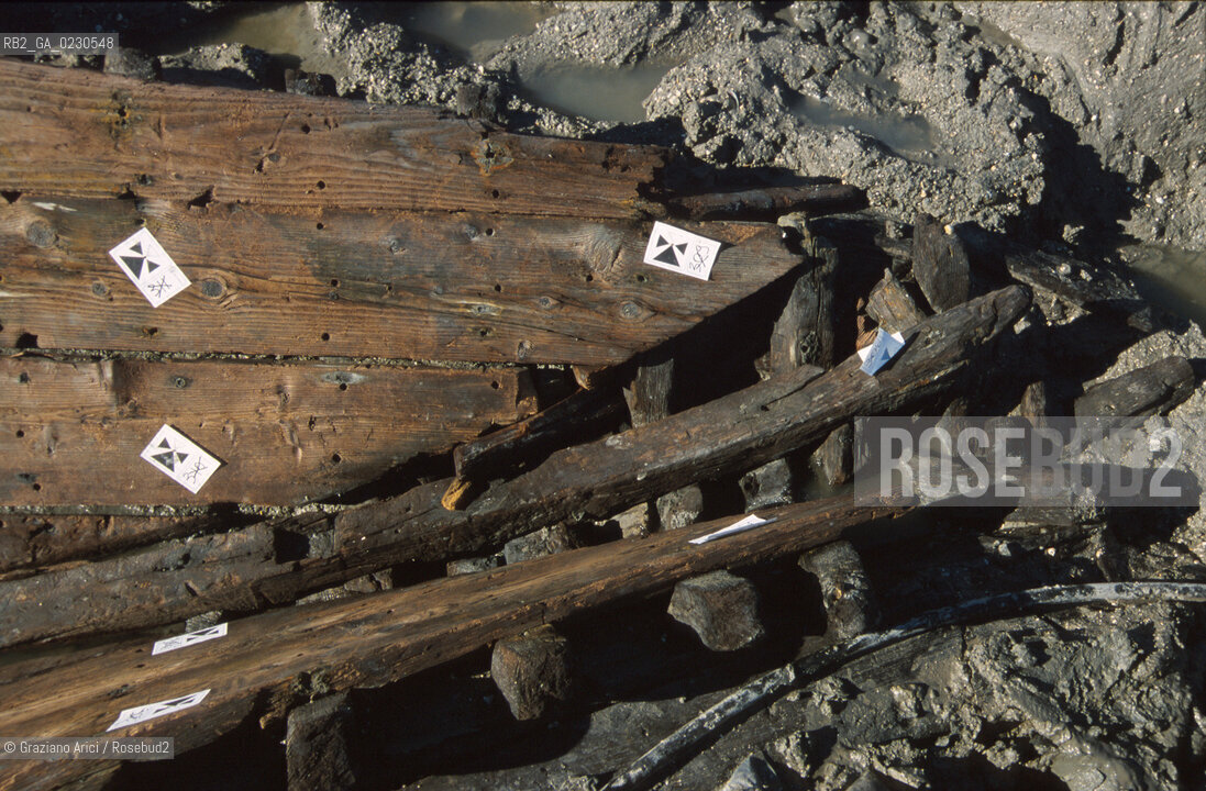 Nome:..BARENA SITO DI SAN MARCO IN BOCCALAMA....Localizzazione:..VENEZIA /  LAGUNA SUD..VENICE /  THE SOUTH LAGOON..Soggetto:..RICERCHE SUBACQUEEE / IDRA / CONSORZIO VENEZIA NUOVA / LAVORI DI RILEVAZIONE E MESSA IN ASCIUTTO DELLAREA DELLANTICA ISOLA E  DELLE DUE IMBARCAZIONI / GALEA / RASCONA / ARCHEOLOGIA ..Cronologia:..1300 / XIV SECOLO....Autore:......Stile:......Editori Stampatori:......Committenza:......Materia e Tecnica:......Collocazione:......Note:....Riproduzione Fotografica:..Graziano Arici/Rosebud2 ...Copyright:..Graziano Arici / rosebud2/....Data:..2001....Costo:..A....Key:..ISOLE ABBANDONATE..UNINHABITED ISLANDS